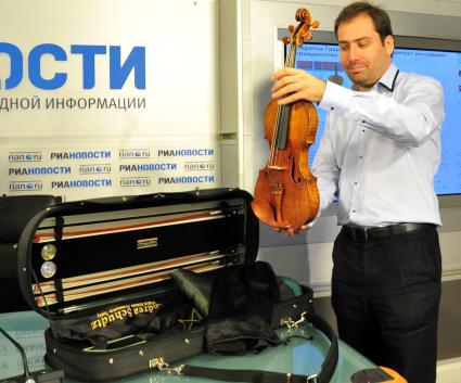 Фонд уникальных культурных проектов им. Когана приобрел скрипку Гварнери РОБРЕХТ. На снимке: cоучредитель Фонда уникальных культурных проектов им. Когана, заслуженный артист РФ Дмитрий Коган. 6 сентября 2011 года.