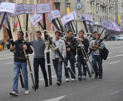 Участники Парада московского студенчества во время праздничных мероприятий, посвященных Дню города. 4 сентября  2011 года.