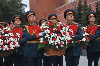 Во время торжественной церемонии возложения цветов к могиле Неизвестного солдата в Александровском саду.  4 сентября  2011 года.