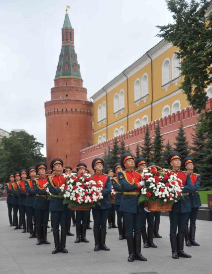 Во время торжественной церемонии возложения цветов к могиле Неизвестного солдата в Александровском саду.  4 сентября  2011 года.