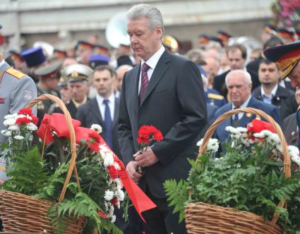 Мэр Москвы Сергей Собянин во время церемонии возложения цветов к могиле Неизвестного солдата в Александровском саду. 4 сентября  2011 года.