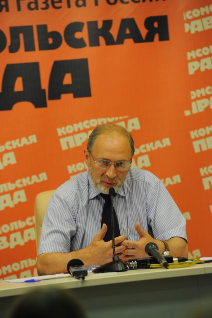 Директор Гидрометцентра России Роман Вильфанд в ИД КП. 18 августа 2011 года.