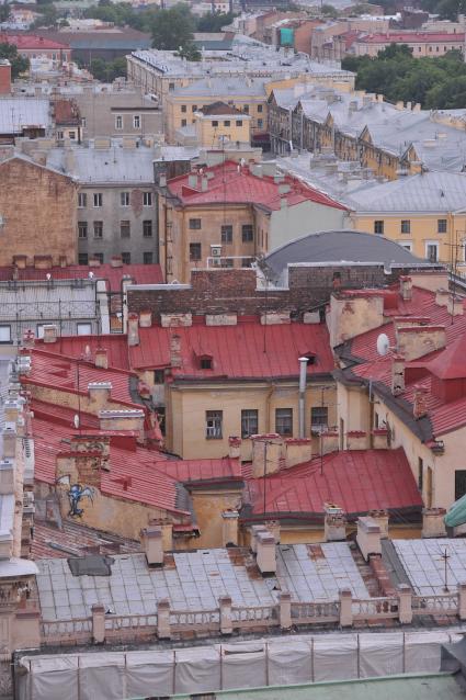 г. Санкт-Петербург. Вид города. Крыши домов. 21 июня 2011 года.