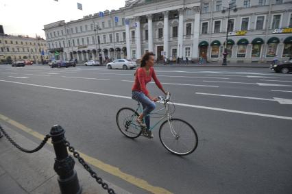 г. Санкт-Петербург. Девушка на велосипеде.  21 июня 2011 года.