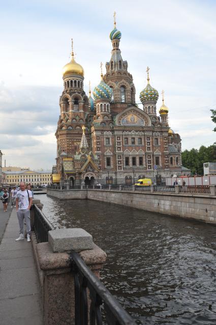 г. Санкт-Петербург. Достопримечательность Собор Спас-на-Крови расположен на берегу канала Грибоедова.  21 июня 2011 года.