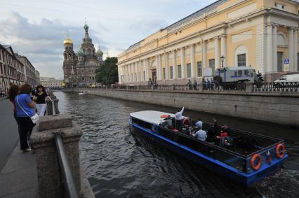 г. Санкт-Петербург. Достопримечательность Собор Спас-на-Крови расположен на берегу канала Грибоедова. Корабль, экскурсия. 21 июня 2011 года.