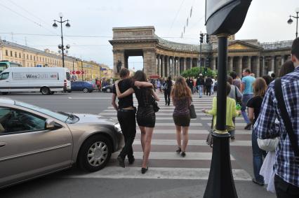 г. Санкт-Петербург. Колоннада Казанский собор.  Люди пешеходный переход. 21 июня 2011 года.