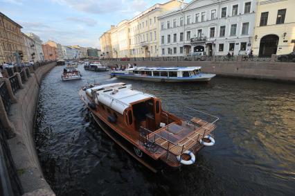 г. Санкт-Петербург. Достопримечательность канал Грибоедова, экскурсионные маршрутные корабли.  21 июня 2011 года.