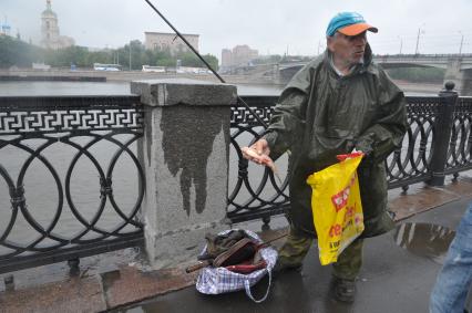 Рыбалка в дождь на Москве- реке, Москва, 05 июля 2011 года.