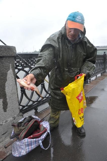 Рыбалка в дождь на Москве- реке, Москва, 05 июля 2011 года.