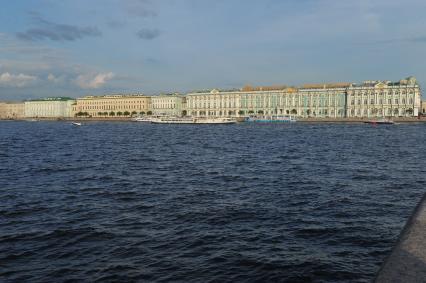 г. Санкт-Петербург. Достопримечательность Дворцовая площадь. Набережная. Река Нева.  21 июня 2011 года.