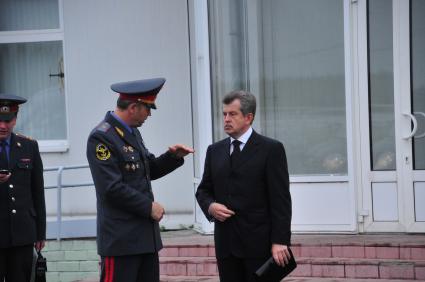 Губернатор Ярославской области Сергей Вахруков (справа) после пресс-конференции, посвященной крушению самолета Як-42. 8 сентября 2011 года.