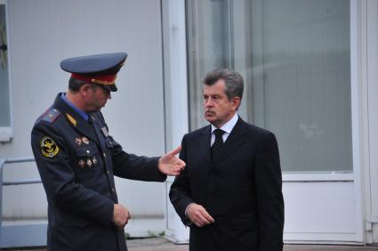 Губернатор Ярославской области Сергей Вахруков (справа) после пресс-конференции, посвященной крушению самолета Як-42. 8 сентября 2011 года.