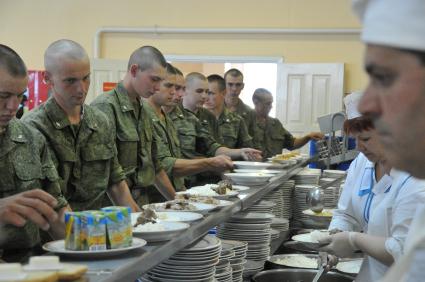 Город Ростов-на-Дону. 22 гвардейская отдельная бригада специального назначения. Солдатская кухня. Столовая прием пищи. Повара. Очередь.  21 июня 2011 года.