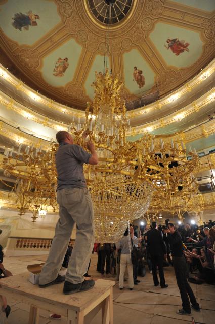 Реконструкция Большого театра. Люстра из золота и хрусталя. 23 июня 2011 года.