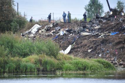 На месте крушения пассажирского самолета Як-42, на борту которого находилась ярославская хоккейная команда ЛОКОМОТИВ. 9 сентября 2011 года.