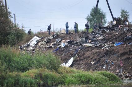 На месте крушения пассажирского самолета Як-42, на борту которого находилась ярославская хоккейная команда ЛОКОМОТИВ. 9 сентября 2011 года.