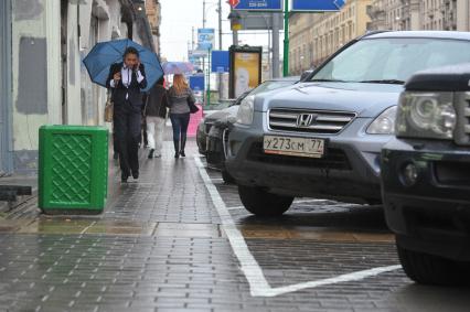 Парковочная разметка на тротуарной плитке. 8 сентября 2011 года.