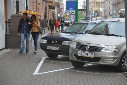 Парковочная разметка на тротуарной плитке. 8 сентября 2011 года.