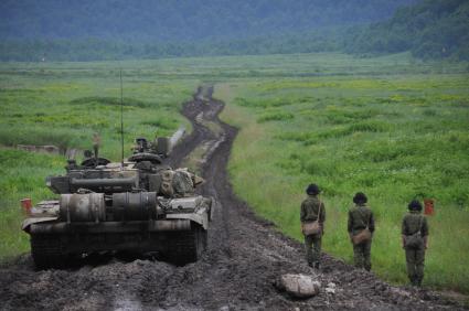 Учения. Армия. Военная подготовка. Боевая техника. Танк. Полигон.. 22 июня 2011г.