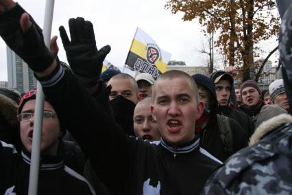 4 ноября 2007. Москва. Русский марш - шествие и митинг представителей русских националистических организаций и движений, состоявшийся в День народного единства на набережной Тараса Шевченко