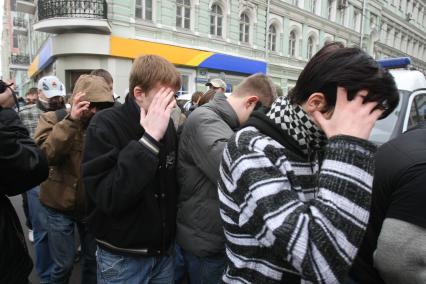 4 ноября 2008. Москва. Русский марш - шествие и митинг представителей русских националистических организаций и движений, состоявшийся в День народного единства. Задержание участников марша на Арбате.