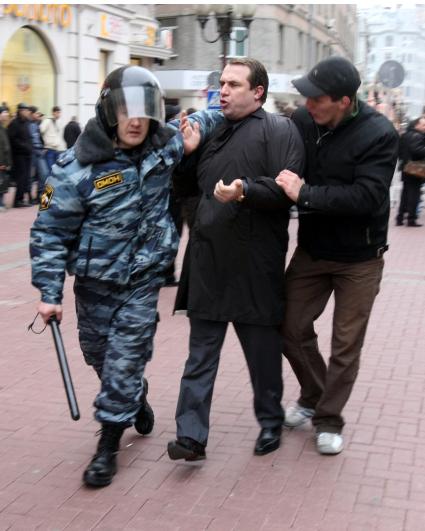 4 ноября 2008. Москва. Русский марш - шествие и митинг представителей русских националистических организаций и движений, состоявшийся в День народного единства. Задержание участников марша на Арбате.