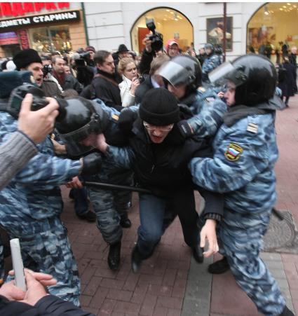 4 ноября 2008. Москва. Русский марш - шествие и митинг представителей русских националистических организаций и движений, состоявшийся в День народного единства. Задержание участников марша на Арбате.