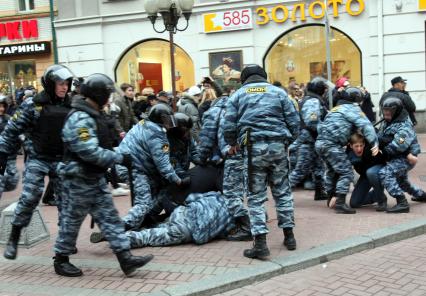 4 ноября 2008. Москва. Русский марш - шествие и митинг представителей русских националистических организаций и движений, состоявшийся в День народного единства. Задержание участников марша на Арбате.