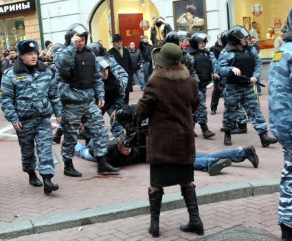 4 ноября 2008. Москва. Русский марш - шествие и митинг представителей русских националистических организаций и движений, состоявшийся в День народного единства. Задержание участников марша на Арбате.