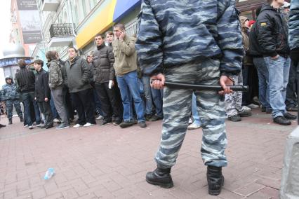 4 ноября 2008. Москва. Русский марш - шествие и митинг представителей русских националистических организаций и движений, состоявшийся в День народного единства. Задержание участников марша на Арбате.