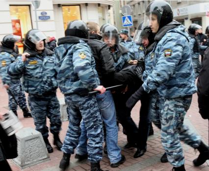 4 ноября 2008. Москва. Русский марш - шествие и митинг представителей русских националистических организаций и движений, состоявшийся в День народного единства. Задержание участников марша на Арбате.