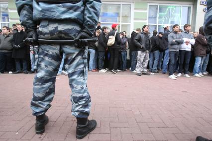 4 ноября 2008. Москва. Русский марш - шествие и митинг представителей русских националистических организаций и движений, состоявшийся в День народного единства. Задержание участников марша на Арбате.