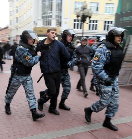 4 ноября 2008. Москва. Русский марш - шествие и митинг представителей русских националистических организаций и движений, состоявшийся в День народного единства. Задержание участников марша на Арбате.