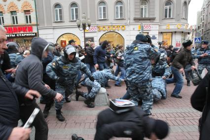 4 ноября 2008. Москва. Русский марш - шествие и митинг представителей русских националистических организаций и движений, состоявшийся в День народного единства. Задержание участников марша на Арбате.