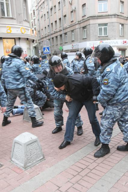 4 ноября 2008. Москва. Русский марш - шествие и митинг представителей русских националистических организаций и движений, состоявшийся в День народного единства. Задержание участников марша на Арбате.