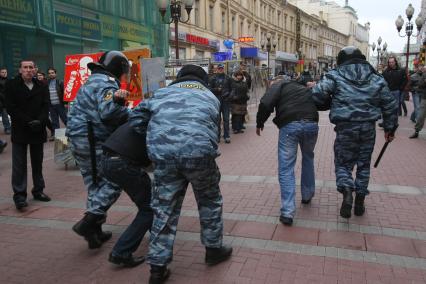 4 ноября 2008. Москва. Русский марш - шествие и митинг представителей русских националистических организаций и движений, состоявшийся в День народного единства. Задержание участников марша на Арбате.