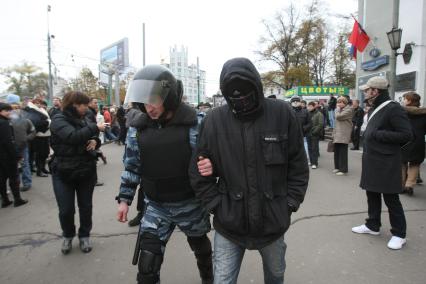 4 ноября 2008. Москва. Русский марш - шествие и митинг представителей русских националистических организаций и движений, состоявшийся в День народного единства. Задержание участников марша у кинотеатра Художественный.