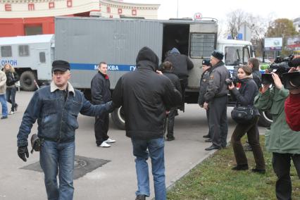 4 ноября 2008. Москва. Русский марш - шествие и митинг представителей русских националистических организаций и движений, состоявшийся в День народного единства. Задержание участников марша у кинотеатра Художественный.