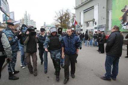 4 ноября 2008. Москва. Русский марш - шествие и митинг представителей русских националистических организаций и движений, состоявшийся в День народного единства. Задержание участников марша у кинотеатра Художественный.