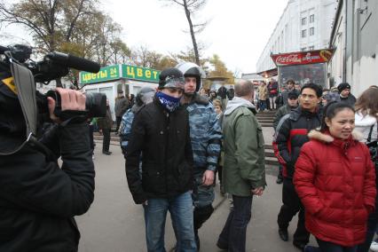 4 ноября 2008. Москва. Русский марш - шествие и митинг представителей русских националистических организаций и движений, состоявшийся в День народного единства. Задержание участников марша у кинотеатра Художественный.