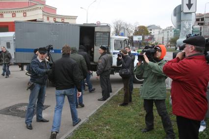 4 ноября 2008. Москва. Русский марш - шествие и митинг представителей русских националистических организаций и движений, состоявшийся в День народного единства. Задержание участников марша у кинотеатра Художественный.