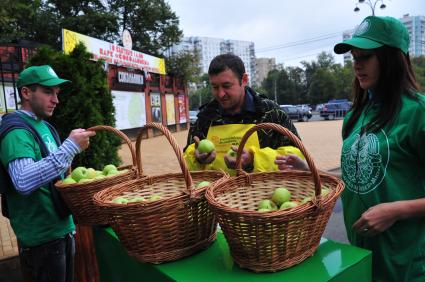 Фестиваль яблок МЫ ВАС ЛЮБИМ! ВАШ ПАРК СОКОЛЬНИКИ. На снимке: расдача прохожим яблок. 10 сентября 2011 года.