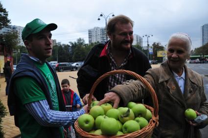 Фестиваль яблок МЫ ВАС ЛЮБИМ! ВАШ ПАРК СОКОЛЬНИКИ. На снимке: молодой человек предлагает прохожим яблоки. 10 сентября 2011 года.