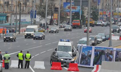 Сотрудники ДПС стоят на дороге. 9 сентября 2011 года.