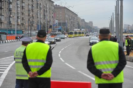 Сотрудники дорожной полиции стоят на проезжей части автомобильной дороги. 9 сентября 2011 года.