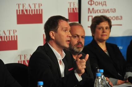 Художественный руководитель Театра Наций, актер Евгений Миронов, художник Александр Боровский (слева направо) и редактор НОВОГО ЛИТЕРАТУРНОГО ОБОЗРЕНИЯ Ирина Прохорова на пресс-конференции в Театре Наций. 12 сентября 2011 года.