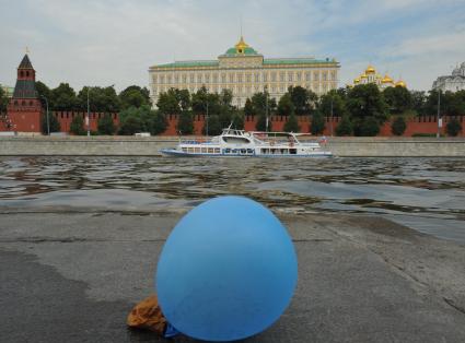 Москва-река. Экскурсионный, прогулочный речной трамвайчик.  Кремлевская набережная. Воздушный шар. 24 июня 2011г