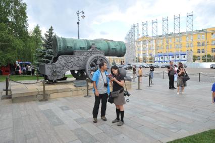 Московский Кремль. Царь-пушка. Достопримечательность Москвы.  Туристы. 28 июня 2011