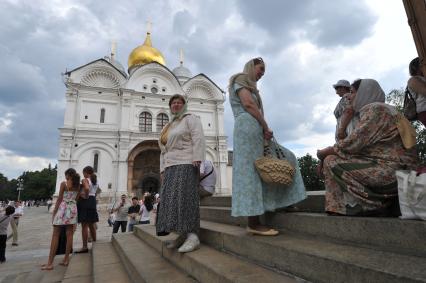 Московский Кремль. Архангельский собор - православный храм. Музеи Московского Кремля. Достопримечательность Москвы.  Прихожане. Туристы. 28 июня 2011